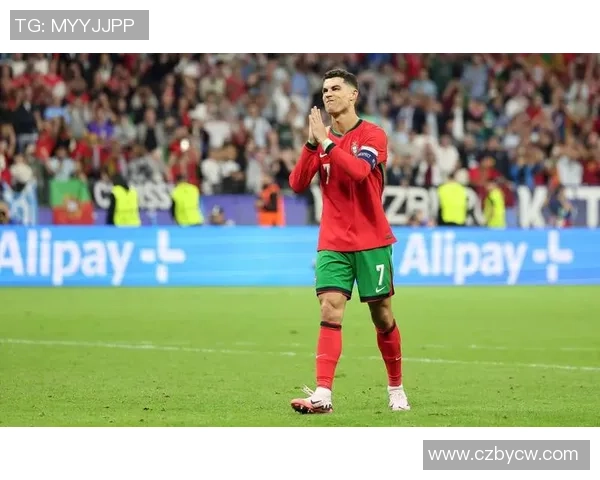 足球明星C罗短发造型引领时尚潮流球迷热议新形象