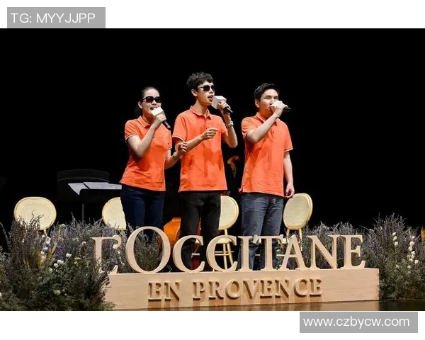 足球明星倾情送礼物温暖球迷心灵传递爱与希望