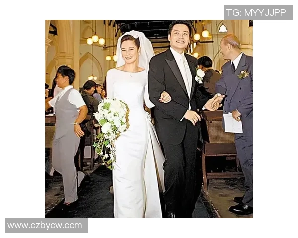 足球明星意外现身前任婚礼引发热议昔日恋情重燃舆论关注