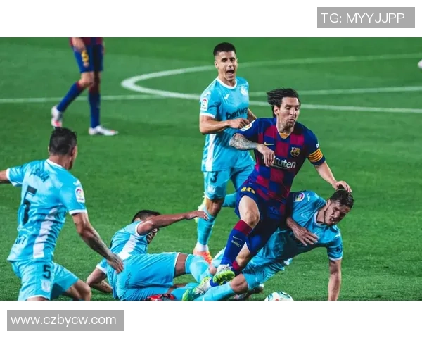 足球明星耍赖瞬间高清图片大汇总让你领略球场背后的趣味与幽默